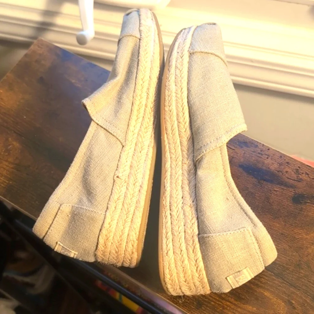 BoBs from Skechers Foam arch pillow Tan Espadrilles Size 8